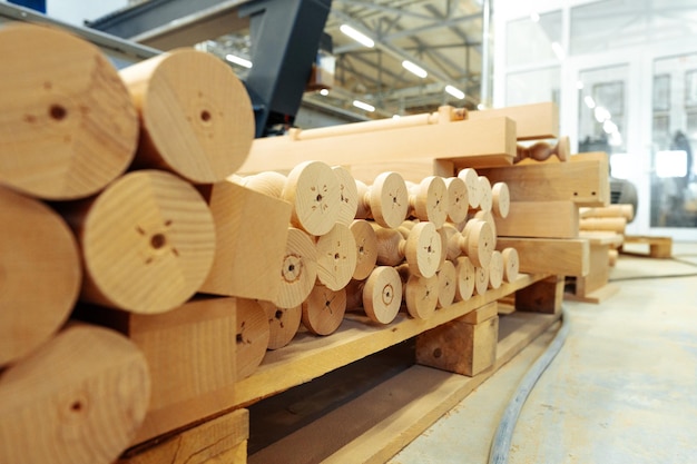 Foto balaustre de madera apilados en el suelo en el taller de carpintería