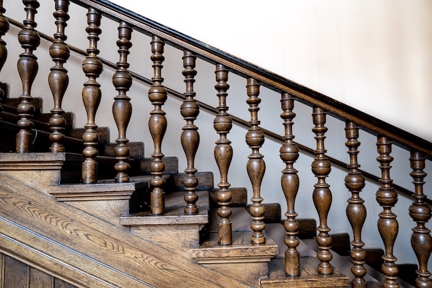Balaustres decorativos antigos de madeira, escadas de madeira antigas. grades decorativas esculpidas em madeira