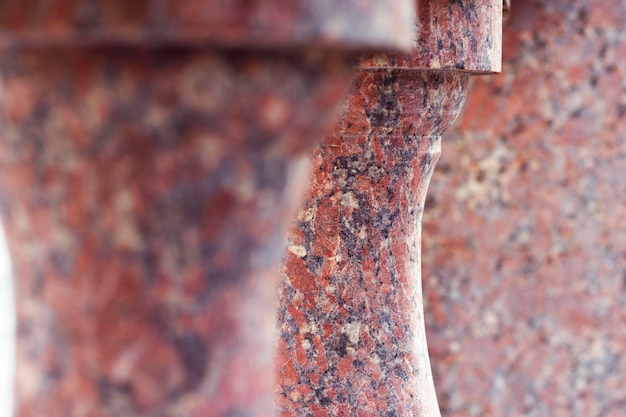 Balaustres con textura de piedra de granito rojo en la ciudad