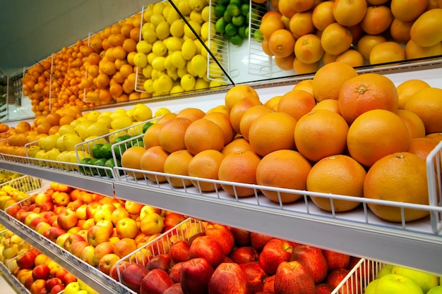 Balcão com frutas no supermercado