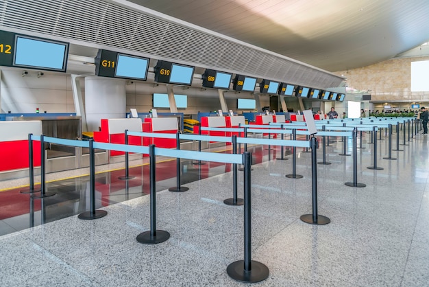 Balcão de check-in de bagagem no aeroporto