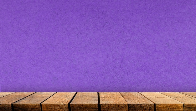 Balcão de mesa de prateleira de placa de madeira de display vazio com espaço de cópia para o pano de fundo de publicidade e fundo com fundo de parede de papel roxo,