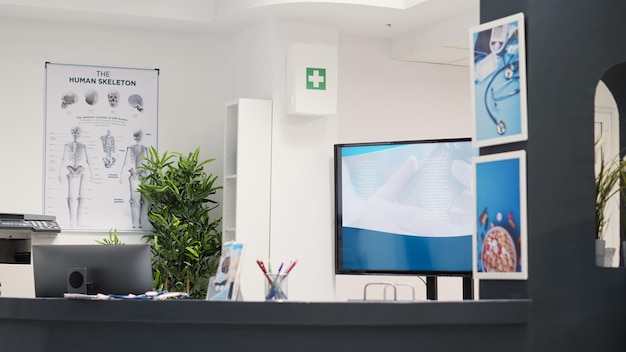 Balcão de registro vazio na instalação, recepção do hospital cheia de formulários de check-up e relatórios clínicos. Sala de espera com folhetos de cuidados de saúde para serviço de seguro médico.