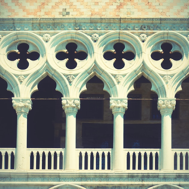 Balcão do Palácio dos Doges (Palazzo Ducale) em Veneza, Itália. Imagem tonificada de estilo retro