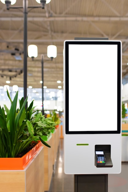 Balcão eletrônico self-service com maquetes em branco na tela branca e terminal de pagamento em restaurante de fast food, shopping center