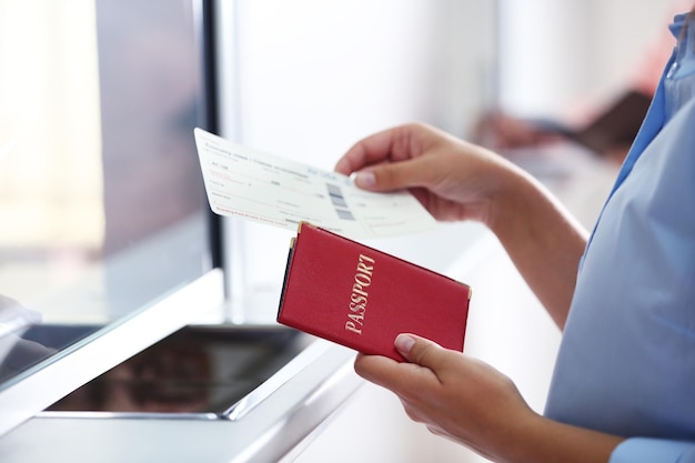 Balcões de check-in do aeroporto com passageiros