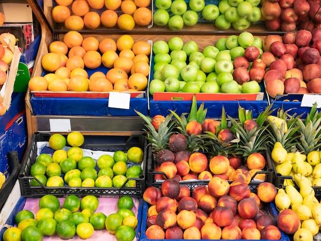 Balcões de frutas em shopping center de super mercado