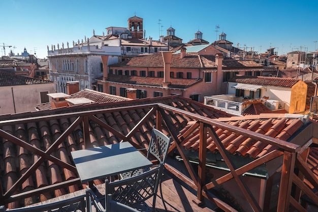 Balcón del apartamento de Venecia con vista serena a la ciudad y asientos al aire libre