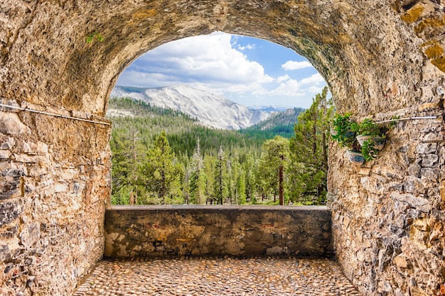 Balcón de arco de roca escénica con vistas a un hermoso valle verde con bosque