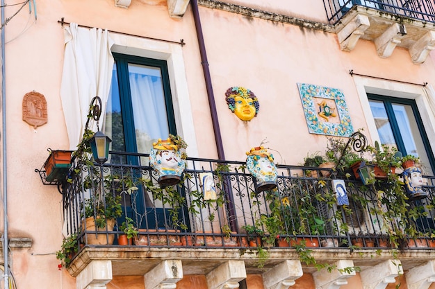 Balcón decorado de casa urbana en Taormina