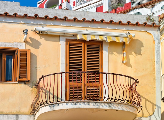 Balcón de un edificio en la ciudad de Positano, costa de Amalfi, Italia