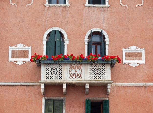 Foto balcón con flor en venecia.