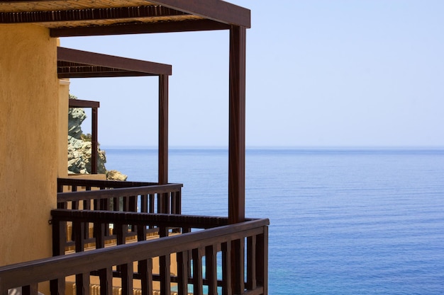 Balcón con hermosa vista al mar en la isla de Creta en Grecia