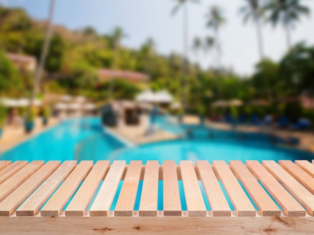 Balcón de madera con fondo de piscina