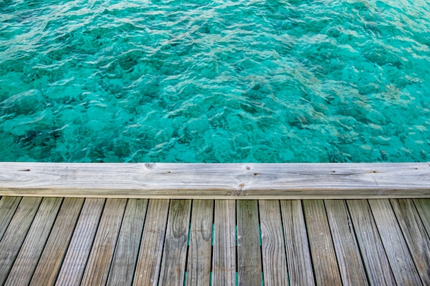 Foto balcón de madera en el mar bellamente claro en las maldivas