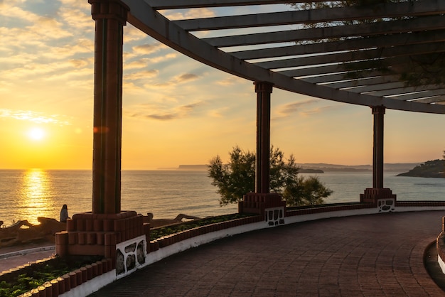 Foto balcón mirador en la playa al amanecer en la ciudad de santander en españa.