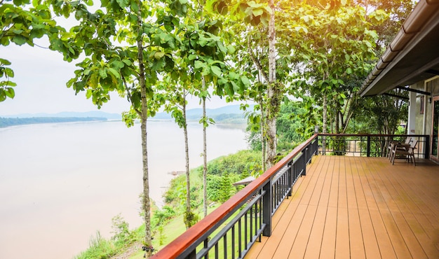 Balcón y naturaleza bosque de árboles verdes