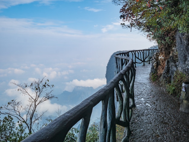 Balcón de la pasarela en la montaña Tianmen cilff