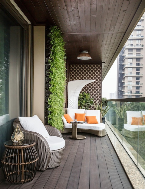 un balcón con una planta en el balcón y una silla con una planta in balcón