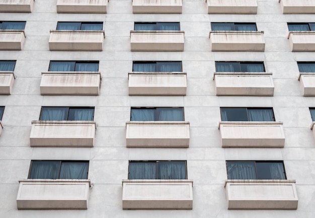 Balcón de Windows con cortina en el hotel