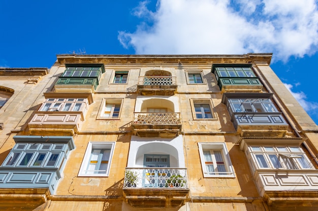 Balcones antiguos tradicionales en un edificio residencial de la ciudad.