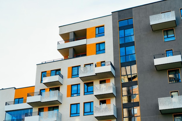 Balcones de apartamento y casa concepto de arquitectura de edificio residencial moderno. Lugar para un espacio de copia. Cielo azul