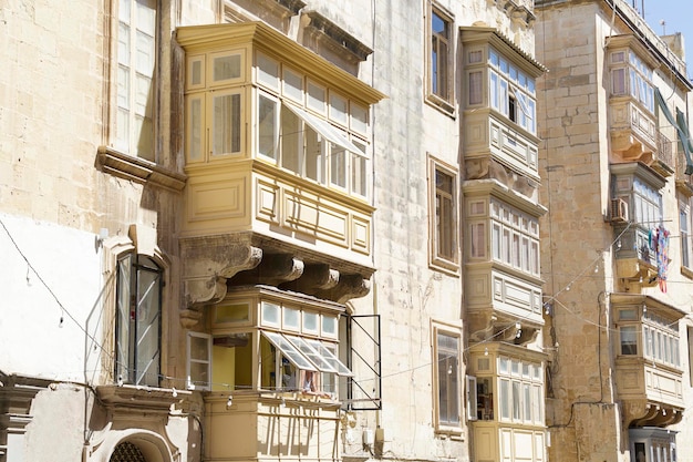 Balcones coloridos tradicionales en la antigua ciudad de Valletta Malta