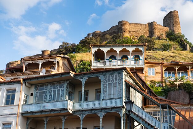 Balcones tallados tradicionales y fortaleza narikala del casco antiguo del distrito de tbilisi república de sololaki