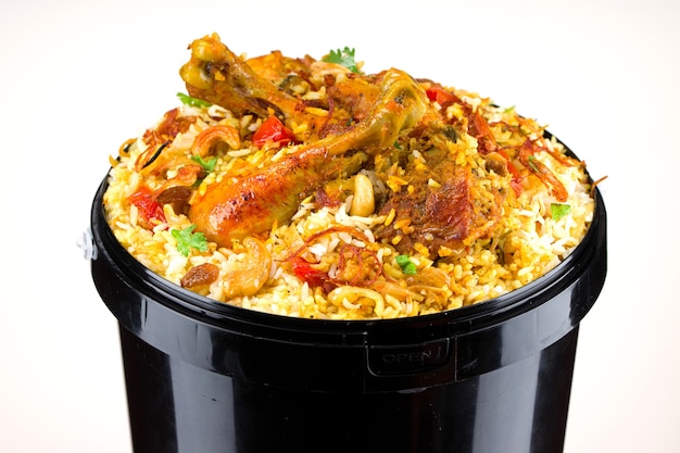 Balde de frango Biryani Kerala dum frango biryani disposto em um recipiente de balde preto