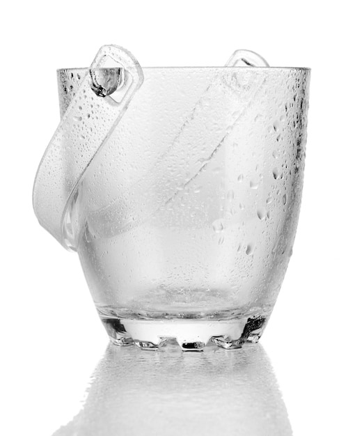 Balde de gelo de vidro isolado em branco