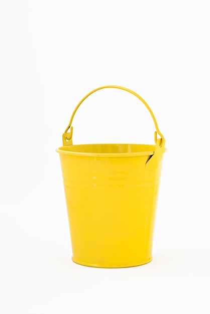 Balde de metal amarelo decorativo isolado no fundo branco