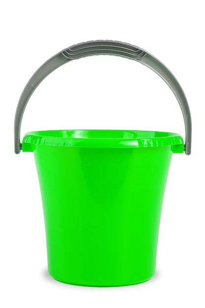 balde de plástico colorido com alça redonda isolada em fundo branco