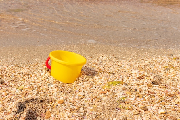 Foto balde de praia para crianças no litoral.