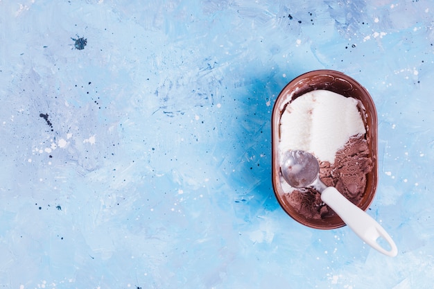Foto balde de sorvete aberto com colher