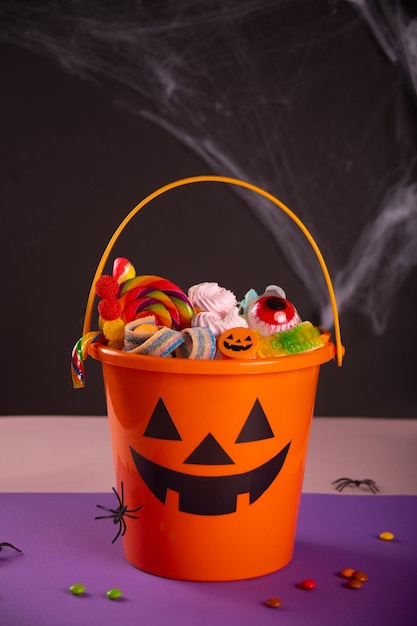 Foto balde laranja de halloween jack o lantern com doces