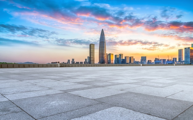 Baldosas cuadradas y horizonte del paisaje arquitectónico de Shenzhen