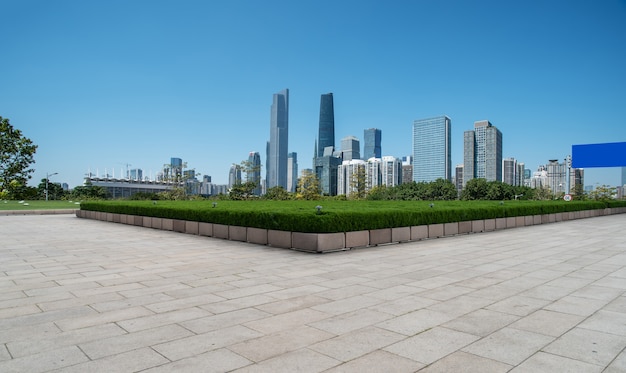 Baldosas vacías y horizonte de edificios de la ciudad