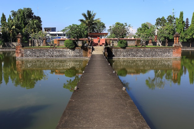 El Bale Kambang en Mayura Water Palace Actualmente sin techo debido a un colapso en 2019