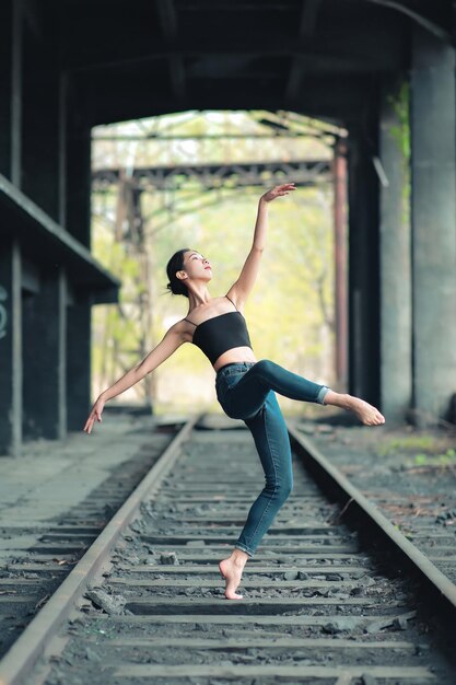 Balerina posando na antiga estação ferroviária imagem de prática de ballet