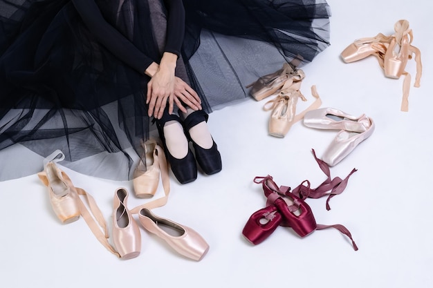 Foto balerinas com pés em sapatos de ponta closeup conceito de ballet clássico e moderno
