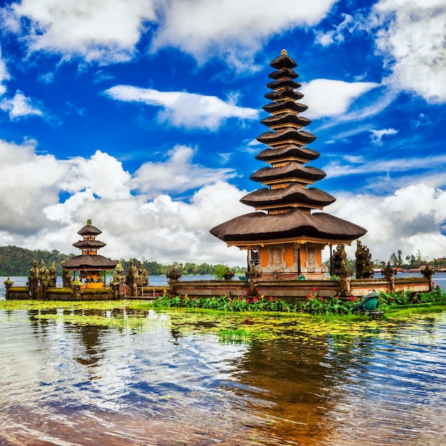 Bali espiritual. Templo de Ulun Danu en el lago Bratan.