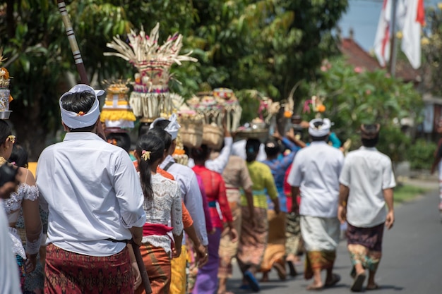 BALI, INDONÉSIA - 17 DE AGOSTO DE 2016 - Monge balinês e adorador no templo para a celebração da lua cheia