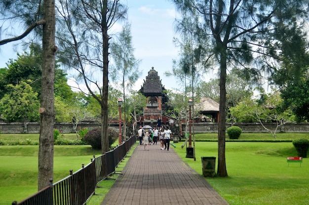 BALI INDONESIA 24 DE MARZO Diseño exterior interior y decoración antigua jardinería de Pura Taman Ayun o Mengwi Temple para viajeros visitan Ubud el 24 de marzo de 2018 en Bali Indonesia