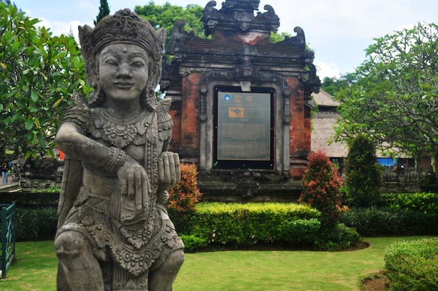 BALI INDONESIA 24 DE MARZO Escultura de arte y deidad antigua tallada dios ángel de estatua hindú estilo balinés en Pura Taman Ayun o Templo Mengwi en la ciudad de Ubud el 24 de marzo de 2018 en Bali Indonesia