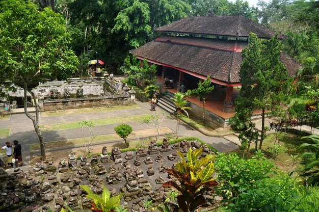 BALI INDONESIEN 24. MÄRZ Innenarchitektur und Gartendekoration des Goa Gajah Tempels oder der Elefantenhöhle für Reisende, die am 24. März 2018 in Bali, Indonesien, die Stadt Ubud besuchen