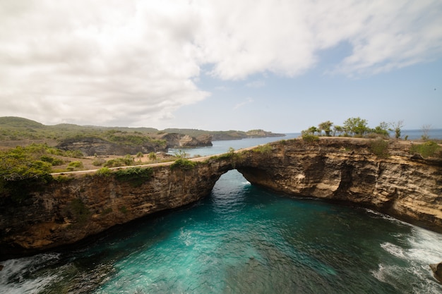 Bali-Landschaft von Nusa Penida Island, dieser Ort heißt Broken Beach