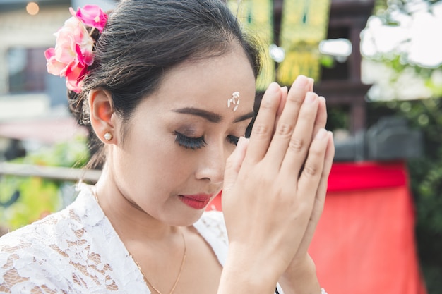 Foto bali mulher rezando templo em pequenos santuários em casas