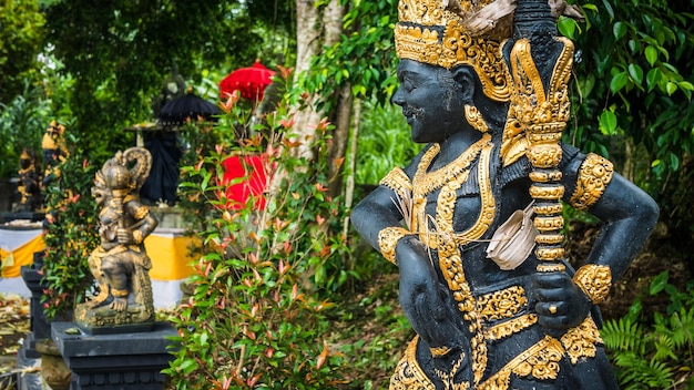 Bali-Tempeleingang mit Wächterstatue