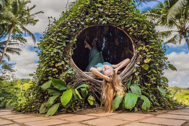 Bali tendencia nidos de paja en todas partes Joven turista disfrutando de su viaje por la isla de Bali Indonesia Haciendo una parada en una hermosa colina Foto en un entorno natural de nido de paja Estilo de vida