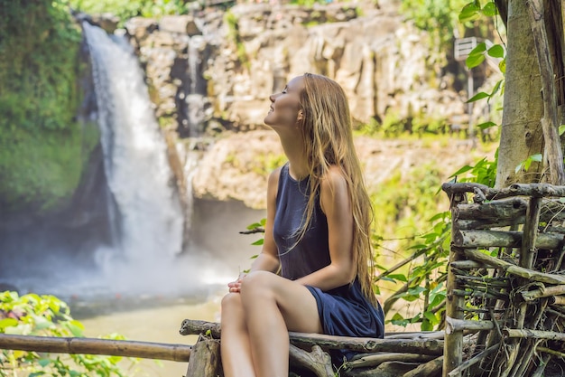 Bali-Trend Strohnester überall Junge Touristen genießen ihre Reise rund um die Insel Bali Indonesien Machen Sie einen Zwischenstopp auf einem wunderschönen Hügel Foto in einem Strohnest in natürlicher Umgebung Lifestyle